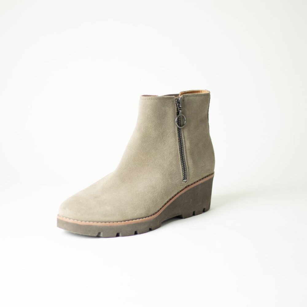 Suede Ankle Boots Taupe Lug Sole Comfort Vionic Hazel Wedge Size 8 - Picture 7 of 8